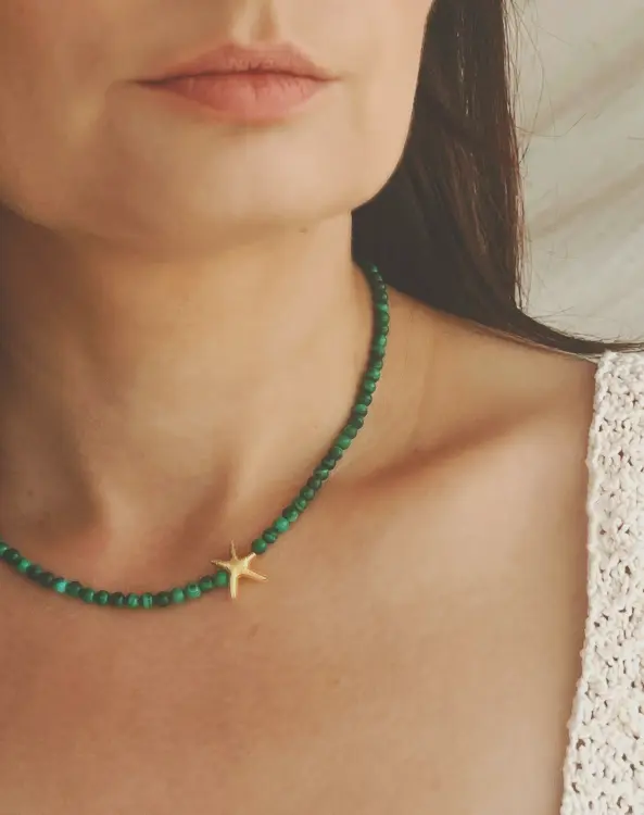 Naszyjnik Starlight Green ze srebra próby 925 pokrytego 24K złotem (żółte złoto) i malachitu, z przekładką  w kształcie gwiazdki w rozmiarze 1x1,5 cm zaprezentowany na szyi. jpg