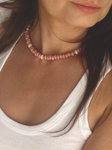 Naszyjnik Pink Lava wykonany z lawy wulkanicznej w kolorze delikatnego zgaszonego różu i bieli, z elementami srebra próby 925 pokrytego 24K złotem (żółte złoto), przekładki w formie dysków ze stopu metalu.jpg