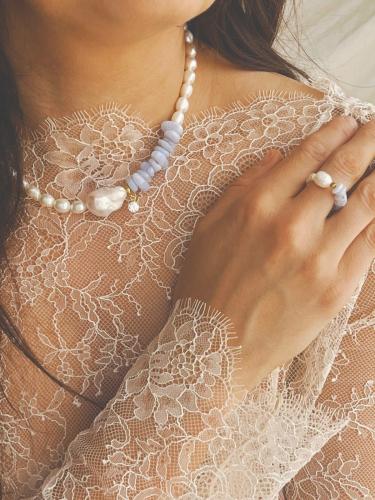 Naszyjnik wykonany ze srebra próby 925 pokrytego 24K złotem (żółte złoto), chalcedonu, perły oliwki i  hodowlanych perły słodkowodnych, z zawieszką z cyrkonią, z kolekcji MOOD, nastrój CALM.
