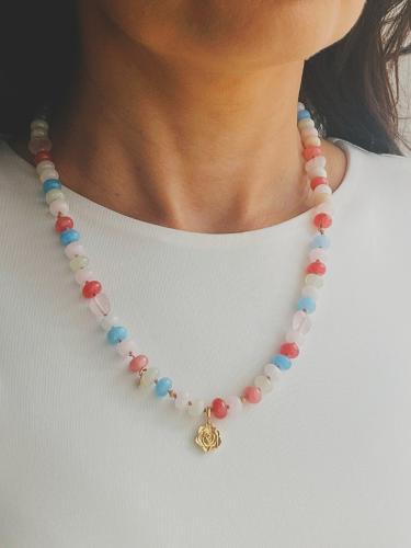 Naszyjnik  Soft Bloom Gold wykonany jest ze srebra próby 925 pokrytego 24K złotem (żółte złoto), naturalnego jadeitu i zawieszki w kształcie serduszka z kryształu górskiego, ręcznie supełkowanych na jedwabnej nici .jpg